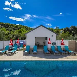 rooms-villa-niko.hotels-in-trogir.com/